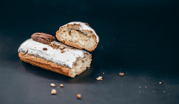 Foto grátis closeup de eclair em esmalte branco com nozes