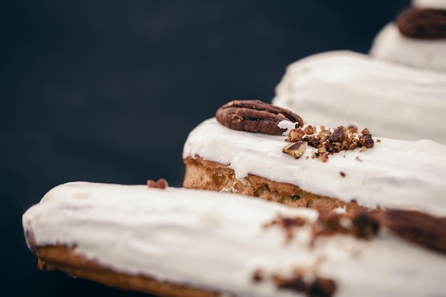 Foto grátis closeup de éclairs em esmalte branco com nozes