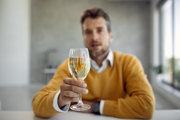 Closeup de empresário brindando com um copo de vinho