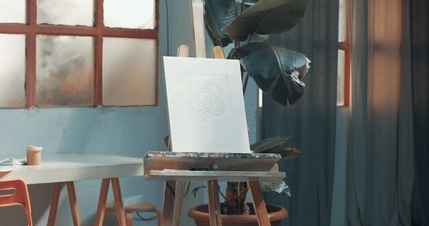Closeup de ferramentas de arte em estúdio Pincéis de tintas lápis de lona