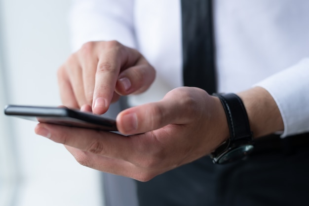 Closeup, de, homem negócio, networking, ligado, smartphone