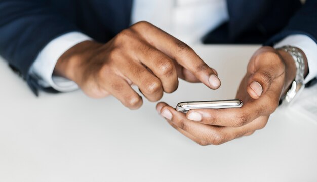 Closeup, de, homem negócios, usando, telefone móvel