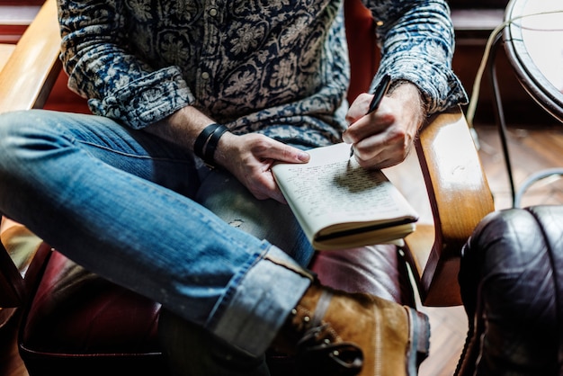 Foto grátis closeup, de, jornalista, assento homem, escrita, caderno