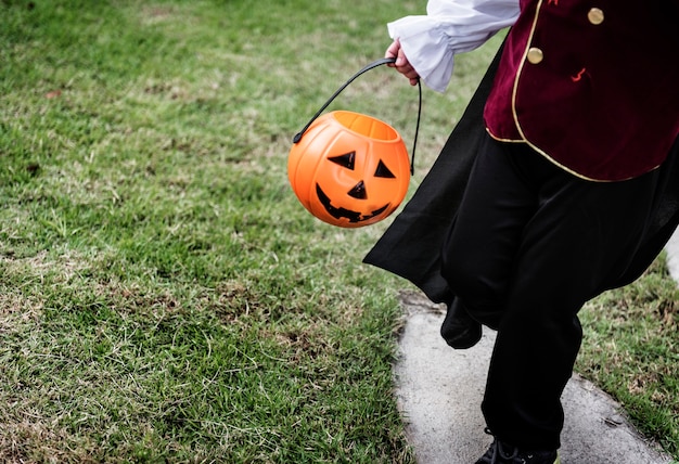 Closeup de jovem pirata segurando balde de Halloween