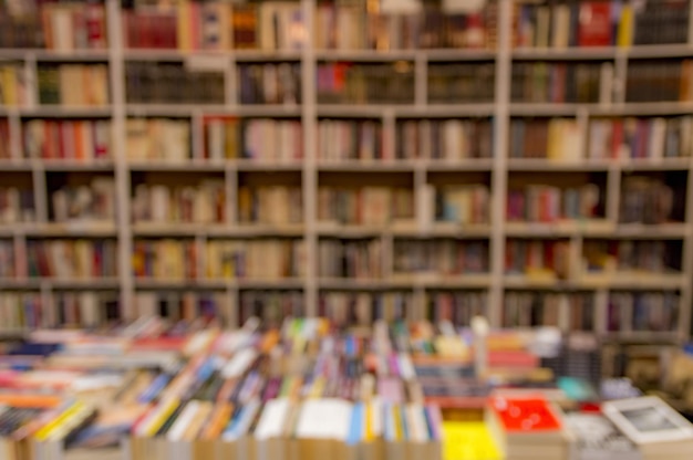 Closeup de livros bem organizados nas prateleiras da livraria