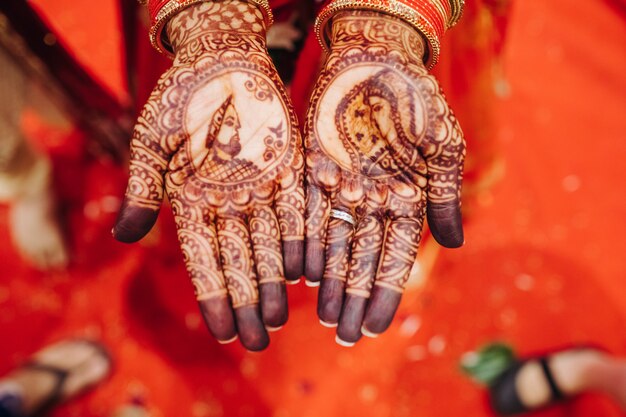 Closeup de mãos da noiva muito hindu com tatuagem de henna