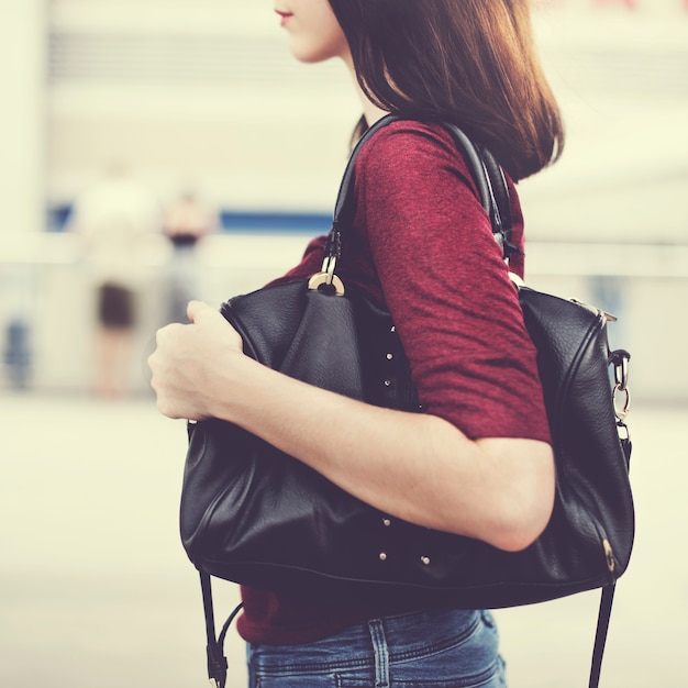 Foto grátis closeup, de, mulher, com, bolsa ombro