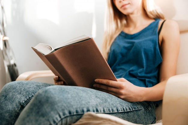 Closeup de mulher lendo livro em casa