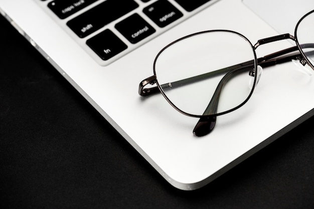 Foto grátis closeup, de, óculos, ligado, computador, laptop