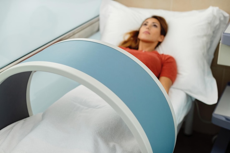Foto grátis closeup de paciente do sexo feminino recebendo magnetoterapia no spa de saúde
