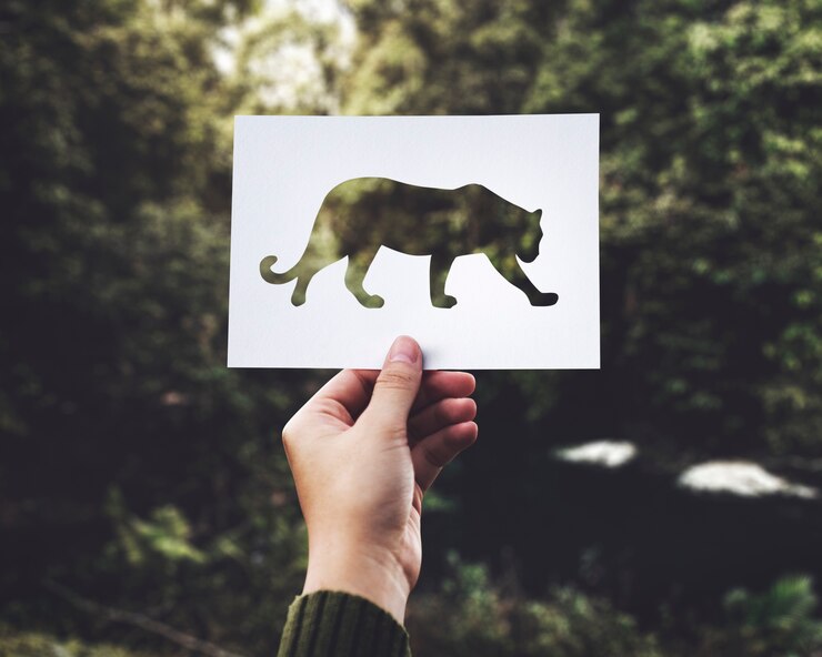 Foto grátis closeup, de, passe segurar, leopardo, perfurado, papel, com, verde, natureza, fundo