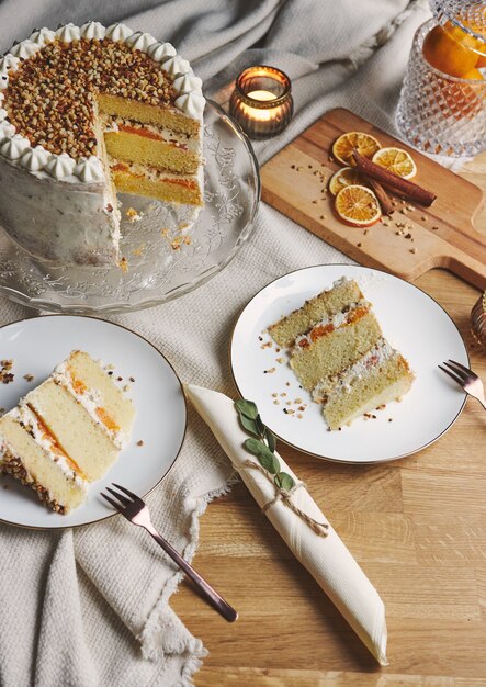 Closeup de pedaços de bolo branco delicioso com nozes e tangerina
