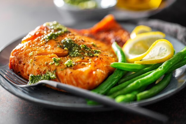 Closeup de peixe salmão assado com feijão verde