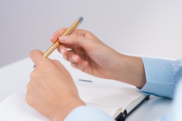 Closeup de pessoa de negócios, segurando a caneta e planejamento