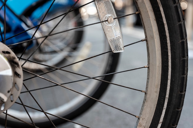 Closeup de pneus de bicicleta com fundo desfocado
