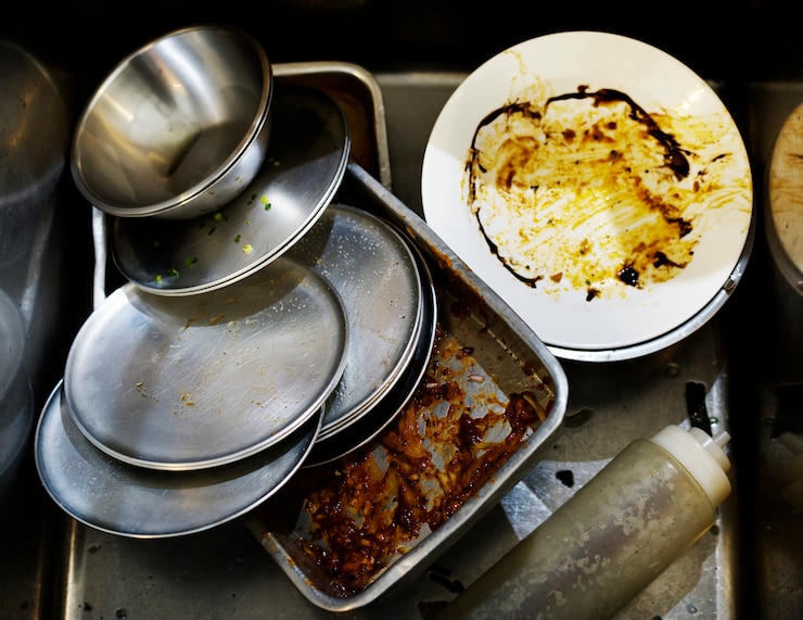 Foto grátis closeup de pratos usados ​​e bandejas na pia da cozinha do restaurante