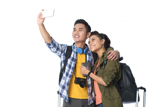 Closeup de turistas asiáticos tomando uma selfie contra fundo branco