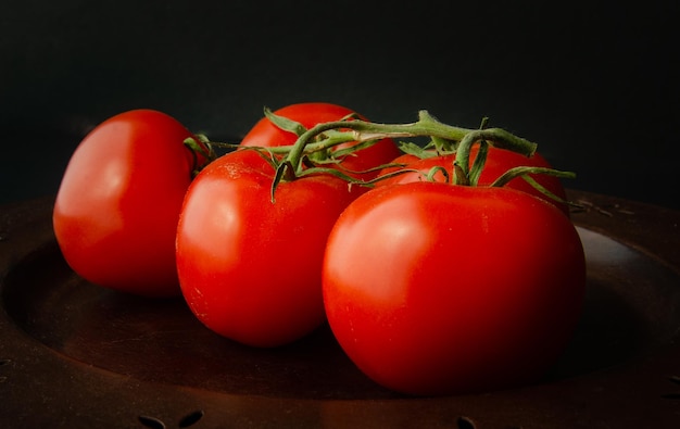 Closeup dos tomates maduros na videira