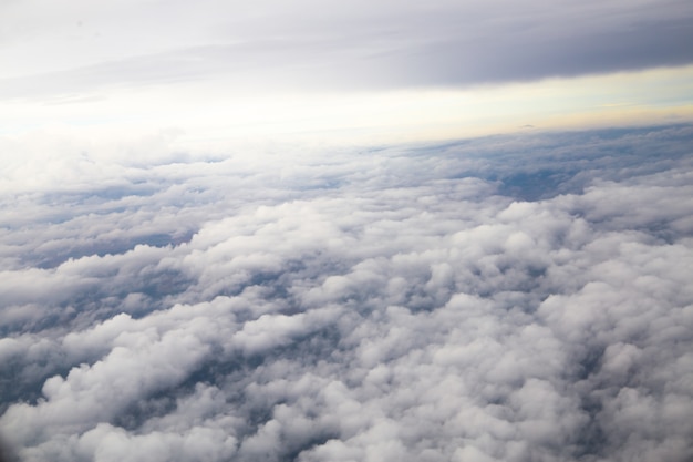 Closeup grandes nuvens cinzentas.