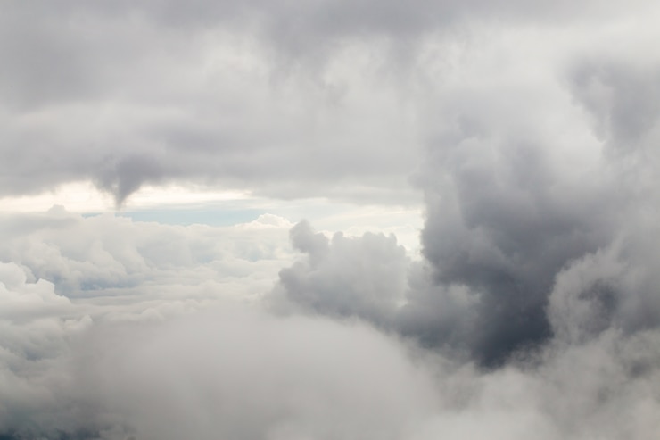 Foto grátis closeup grandes nuvens cinzentas.