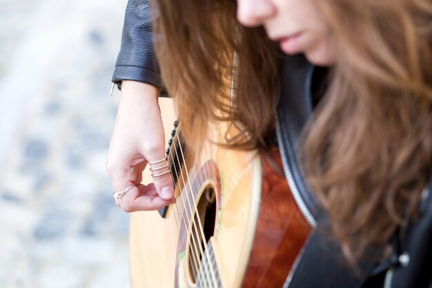 Closeup Imagem de Young Woman Playing Guitar