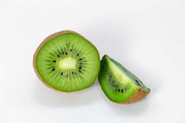 Foto grátis closeup kiwi em um fundo branco isolado