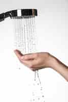 Foto grátis closeup mãos femininas sob o fluxo de água do chuveiro - conceito de cuidados com a pele