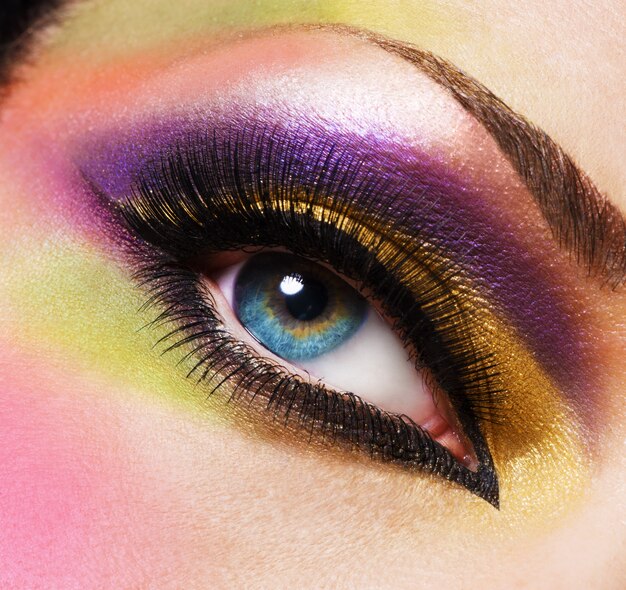 Closeup olho feminino com bela maquiagem brilhante fashion