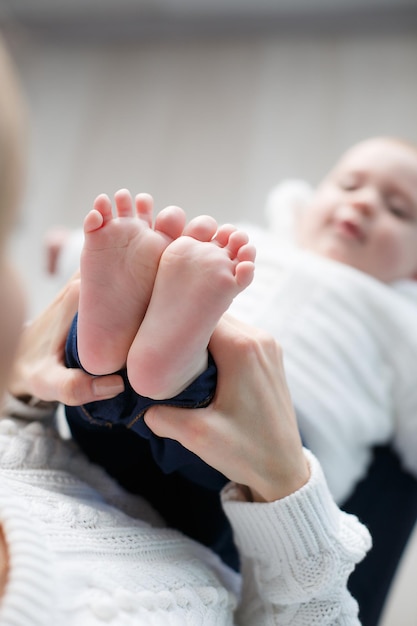 Foto grátis closeup pés e mãos de bebê