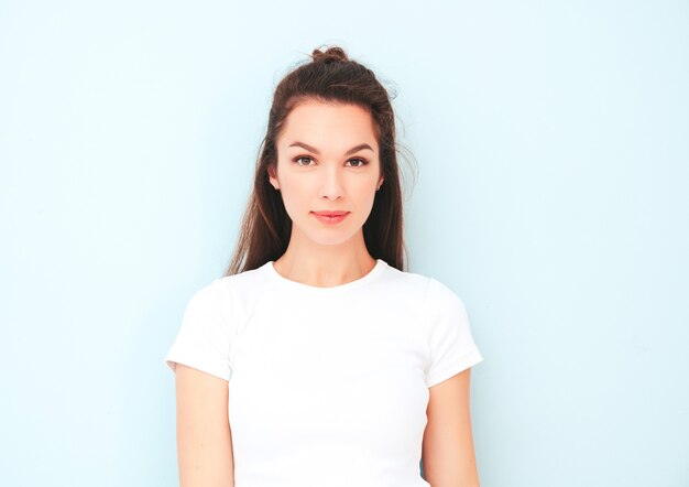 Closeup retrato de uma jovem e linda mulher sorridente em uma camiseta branca da moda de verão