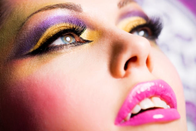 Closeup rosto de mulher bonita com maquiagem brilhante de moda