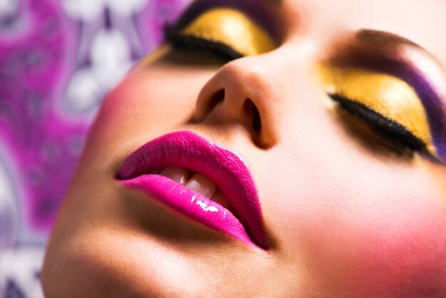 Closeup rosto de mulher bonita com maquiagem elegante de cor brilhante de lábios e olhos