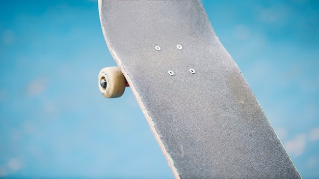 Closeup skateboard na rampa