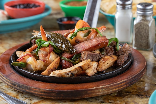 Foto grátis closeup tiro com foco seletivo de carne e vegetais fritos em um prato