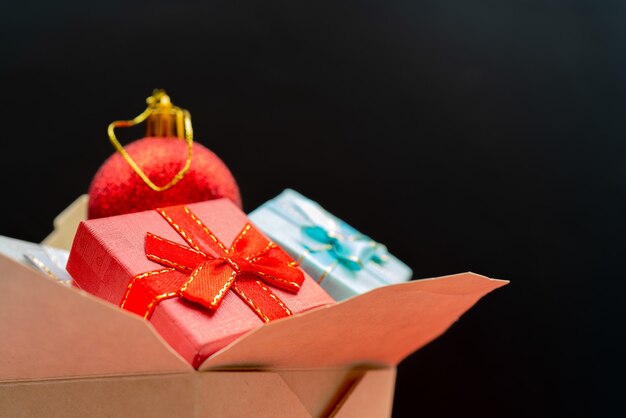 Closeup tiro da composição de Natal. Caixa de papel Wok. Caixas de presente de Natal.
