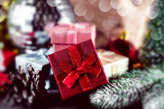 Foto grátis closeup tiro da composição de natal. caixas de presente de natal. fundo do cartão de férias.