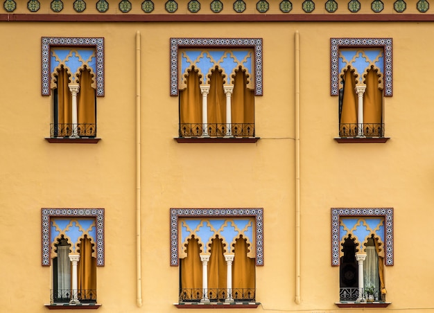 Foto grátis closeup tiro das janelas de um edifício coral na espanha