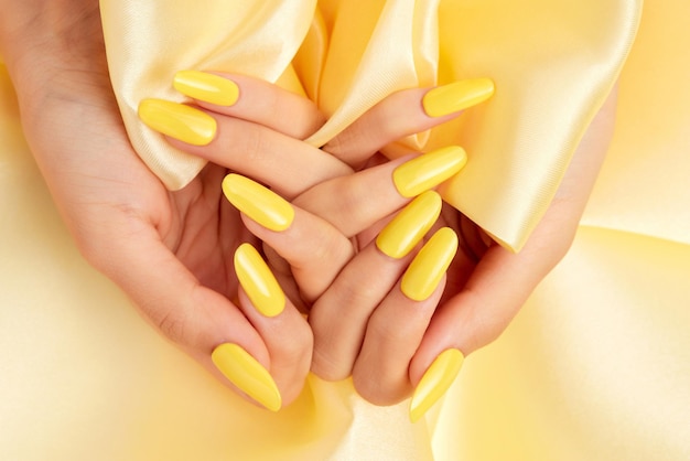 Mulher Pintando Suas Unhas Com Esmalte Laranja Foto de Stock - Imagem de  mulher, caseira: 236268310