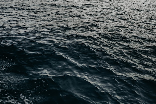 Closeup tiro das ondas em um corpo sereno de água