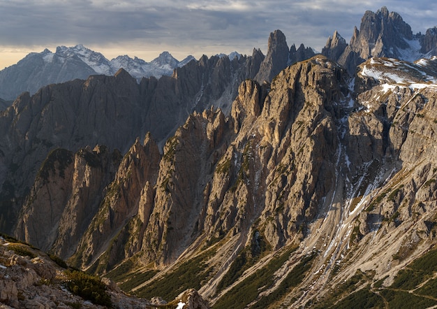 Closeup tiro das rochas nevadas da montanha Cadini di Misurina, nos Alpes italianos