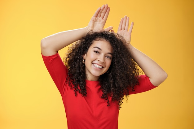 Foto grátis closeup tiro de carismática lúdica e tenra jovem tipo mulher com cabelo encaracolado, jogando se divertindo ...