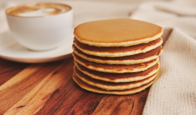 Closeup tiro de deliciosas panquecas com uma xícara de café