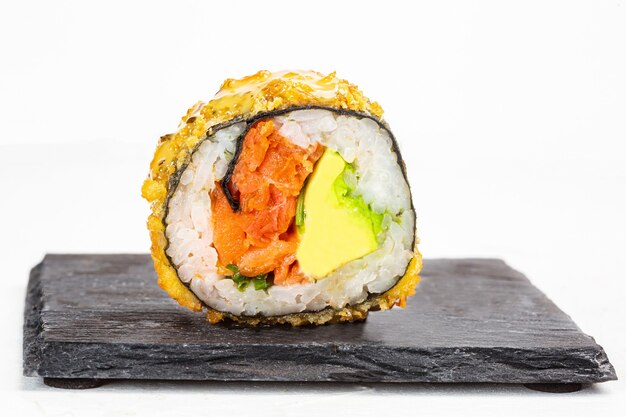 Closeup tiro de delicioso sushi roll na superfície branca