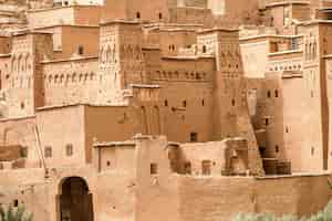 Foto grátis closeup tiro de edifícios de concreto sob o sol no marrocos