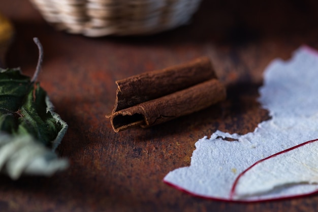 Foto grátis closeup tiro de folhas secas de outono em uma mesa marrom escura