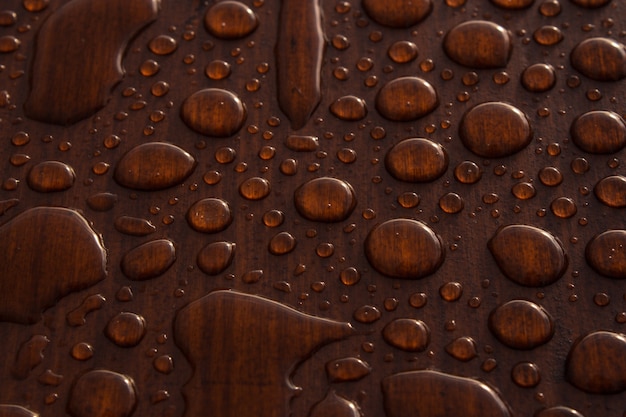 Foto grátis closeup tiro de gotas de água numa superfície de madeira