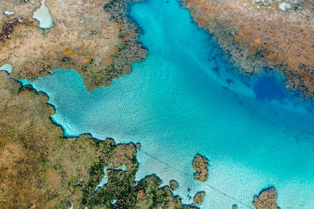Closeup tiro de ilhas e oceano de um mapa 3D na tela