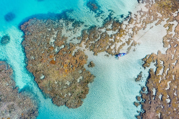 Closeup tiro de ilhas e oceano de um mapa 3D na tela