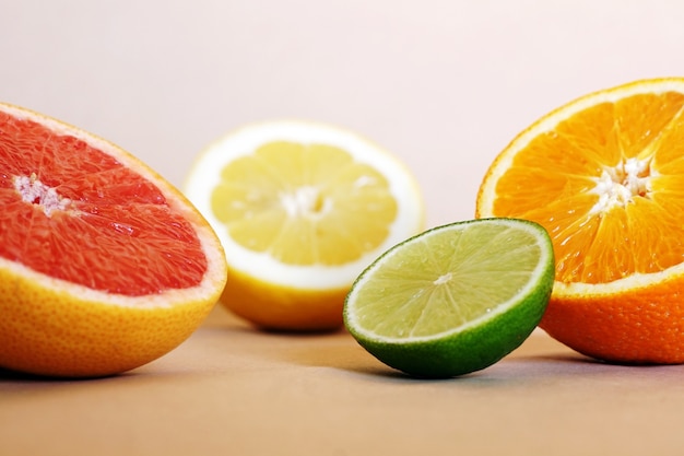 Closeup tiro de laranjas frescas, limas e toranjas na mesa