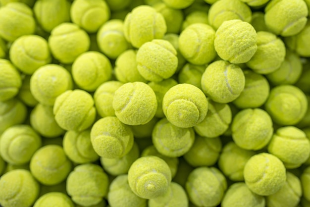 Closeup tiro de muitos rebuçados doces em forma de bolas de tênis em uma confeitaria